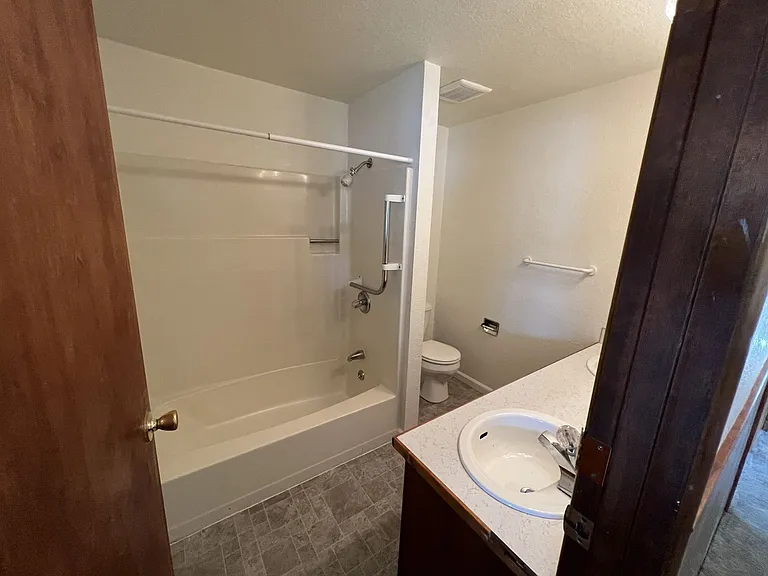1113 NE Grandview Dr — Photo 9