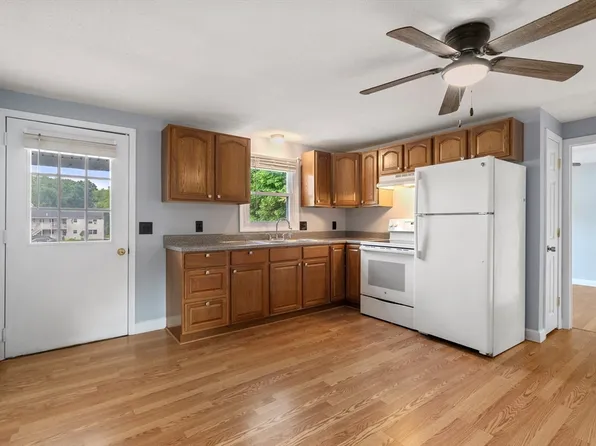 19 Wysocki Dr APT 60, Dudley, MA 01571