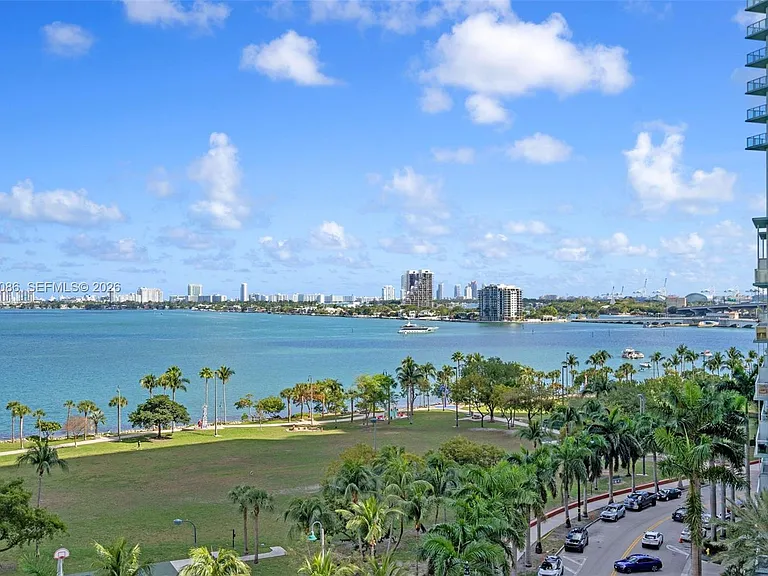 2000 N Bayshore Dr #909 — Photo 2