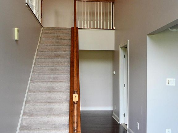Welcoming 2 story foyer
