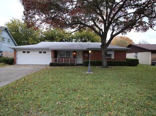 225 Collins Dr, Burleson, TX 76028