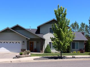 2966 SW Ravenwood Dr, Grants Pass, OR 97527