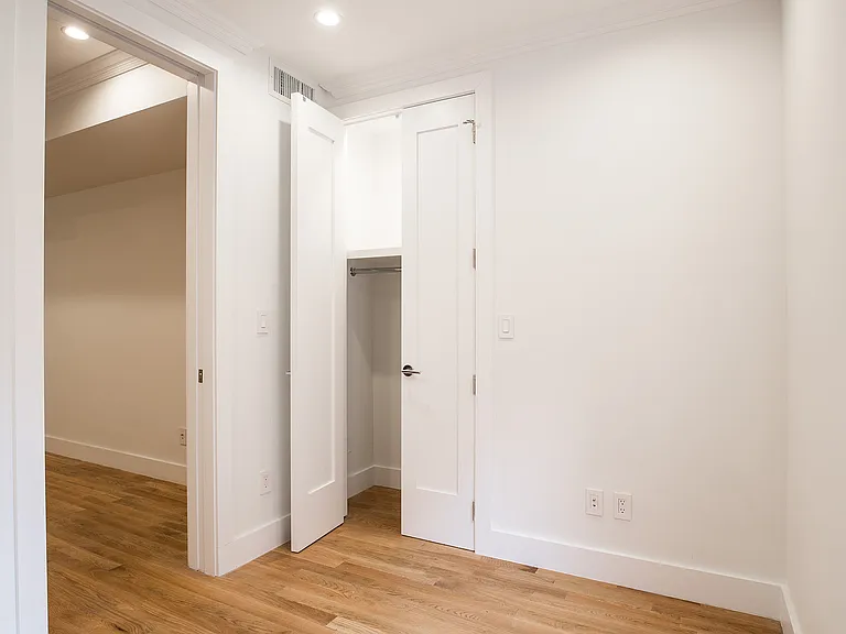 234 E 24th St #4RW — Photo 4