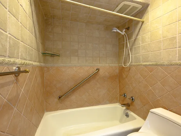 166-41 Powells Cove Boulevard image 19 of 32