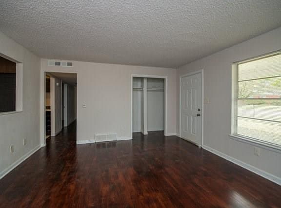 3rd image of 401 McKown Dr
