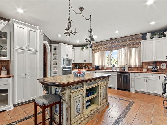 4th image of 3920 Albany Ct