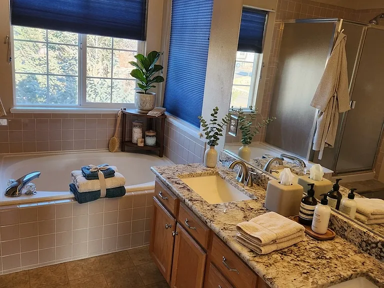 Master Bathroom-2nd Floor (2)