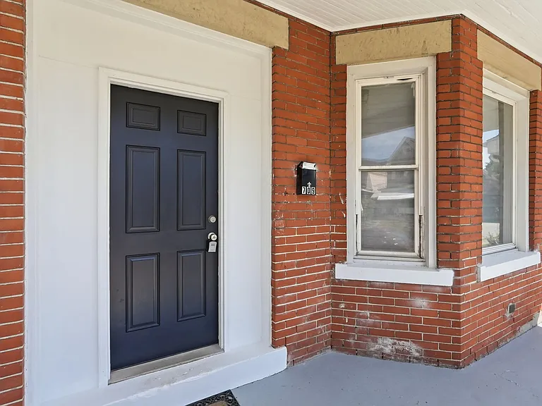 E 14th Ave — Photo 18