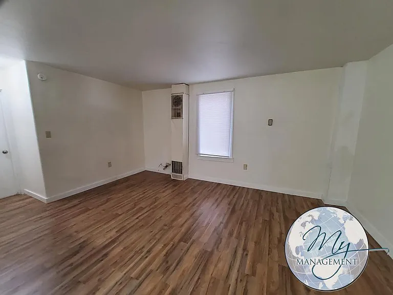 Beautiful location right on the river and adjacent to the City Park — Photo 16