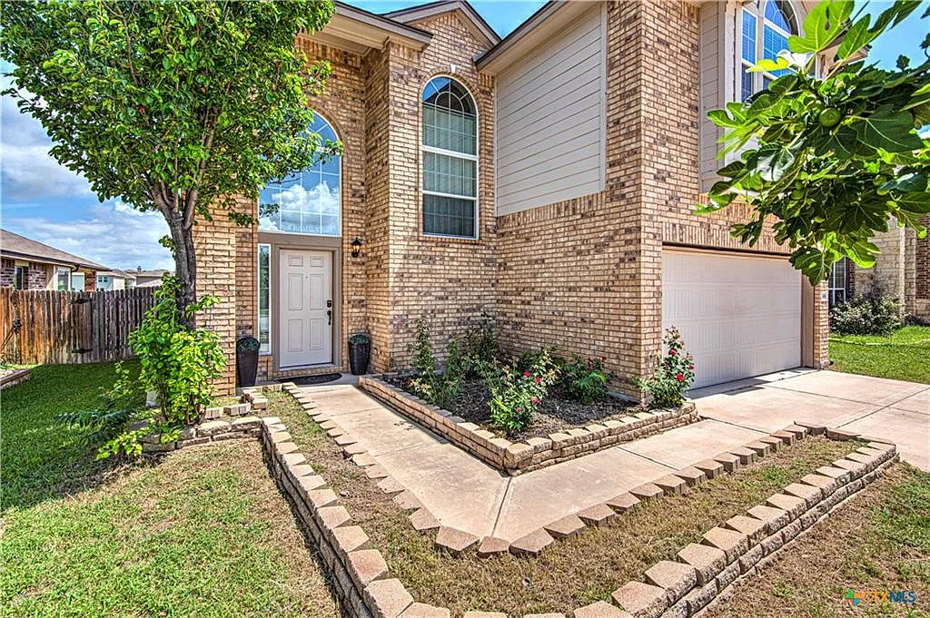 3 bed, 1856 sqft, $1,650 — Photo 1