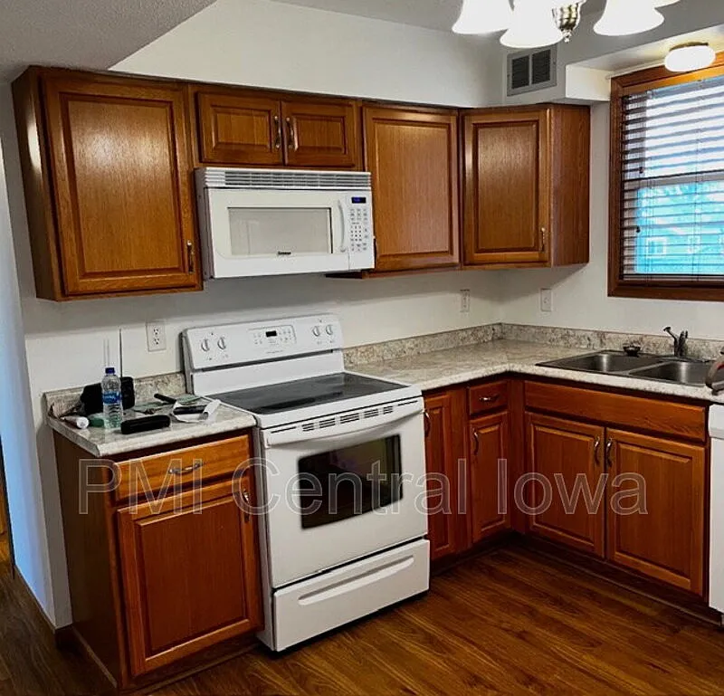 2 bed, 1.0 bath, 884 sqft, $950 — Photo 2