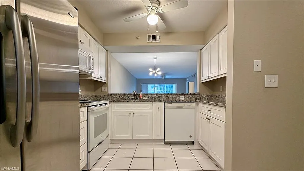 9640 Victoria Ln — Photo 3
