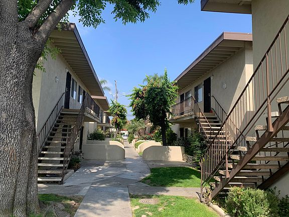 3rd image of 704 S Knott Ave