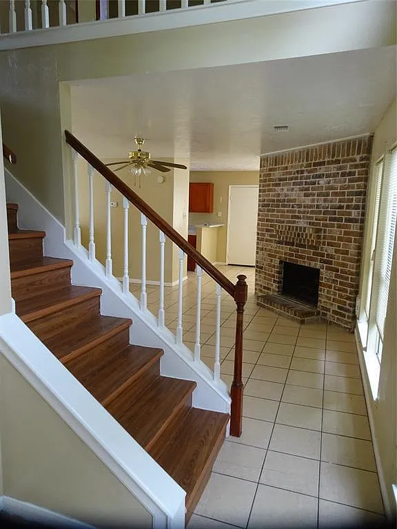4 bed, 2.5 bath, 2025 sqft, $1,900 — Photo 3