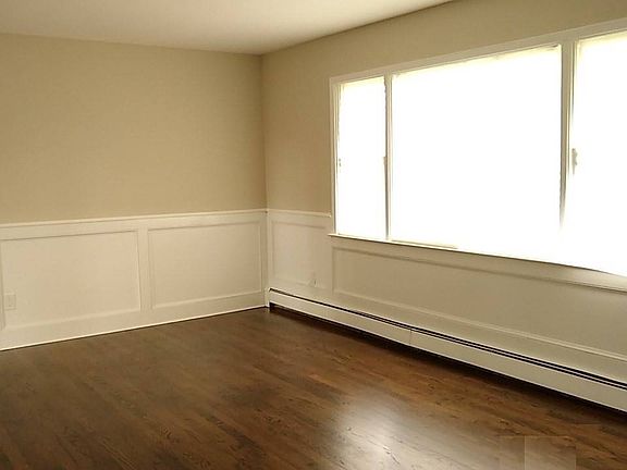 4th image of 1415 Village Ln