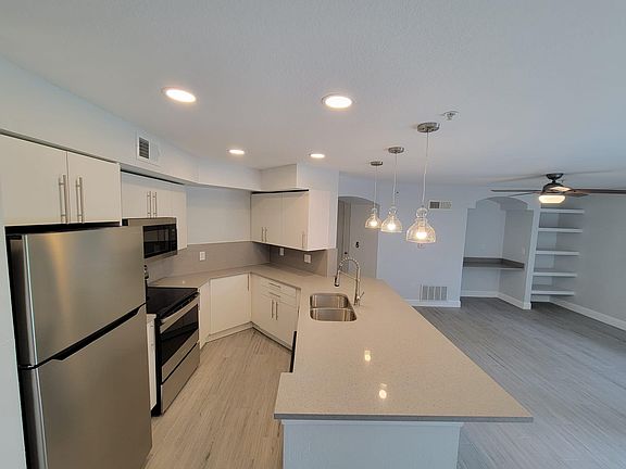 2nd image of 7220 Westpointe Blvd APT 1415