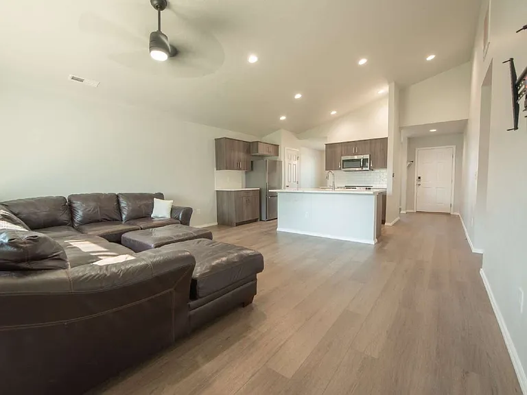 18352 N Lion Head Ave — Photo 3