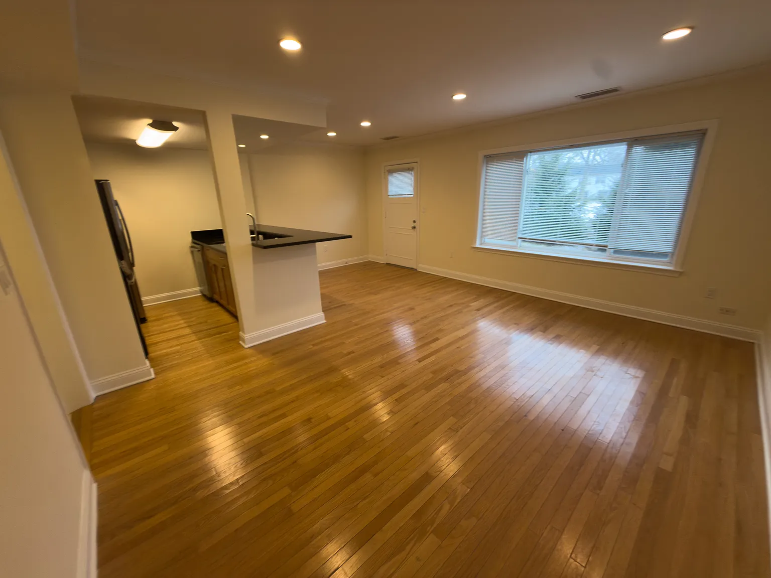 2 bed, 1.5 bath, 984 sqft, $3,800 — Photo 4