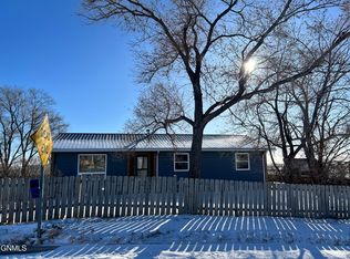 206 4th St, Trenton, ND 58853