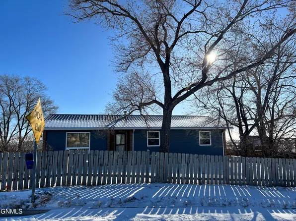 206 4th St, Trenton, ND 58853