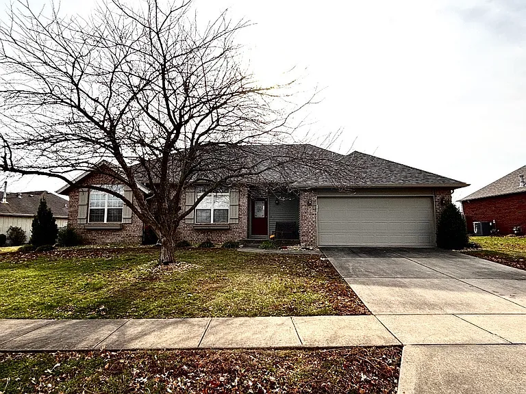 812 E Spring Dr — Photo 2