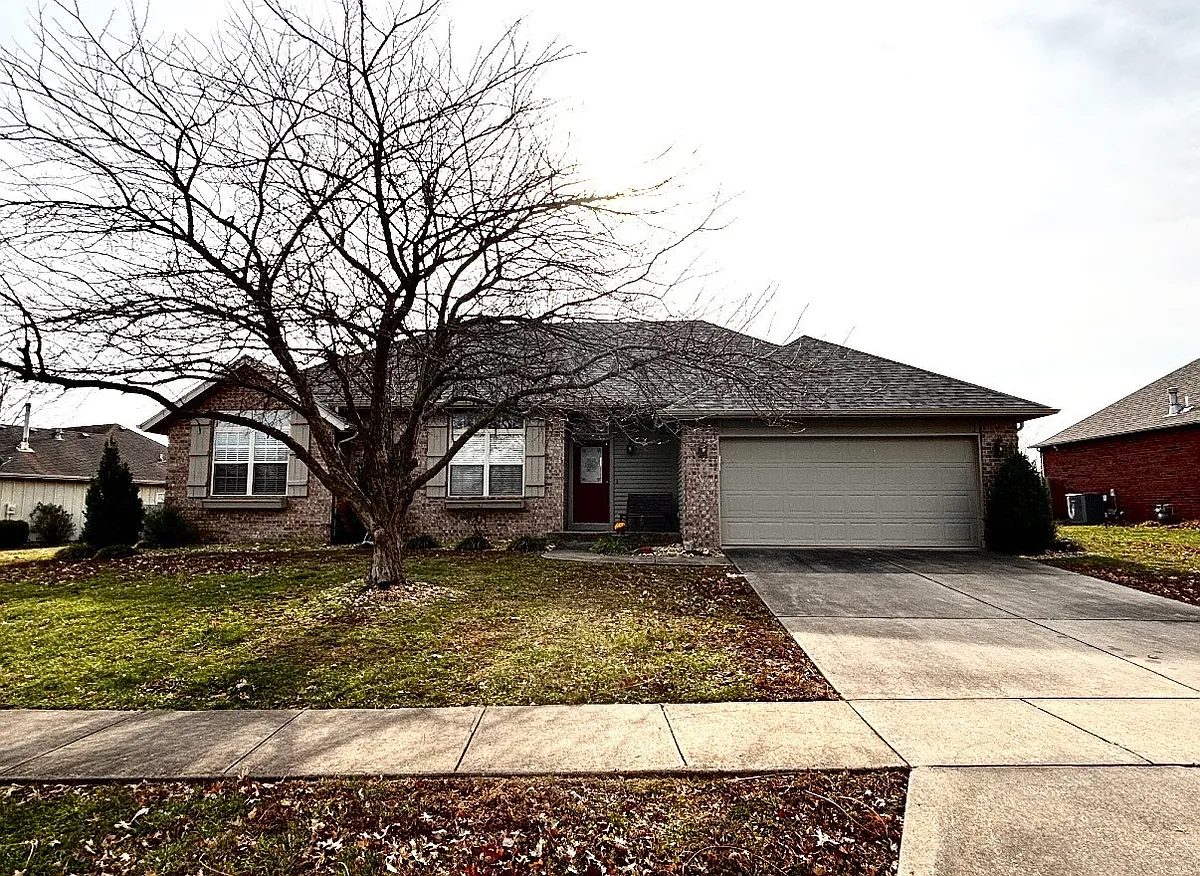 Building Photo - 812 E Spring Dr