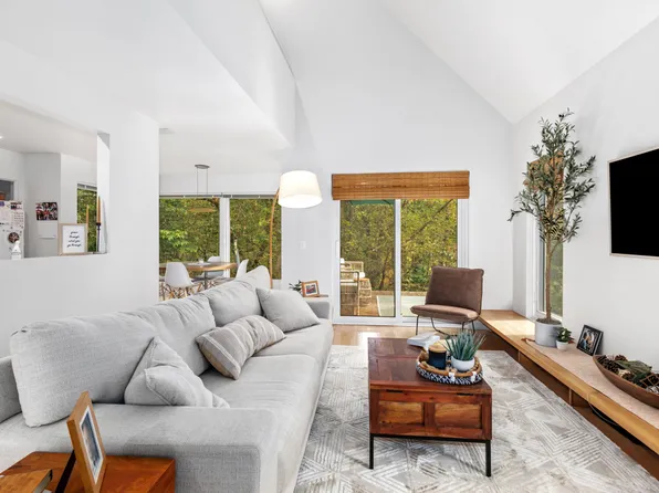 738 High St SE, Lowell, MI 49331