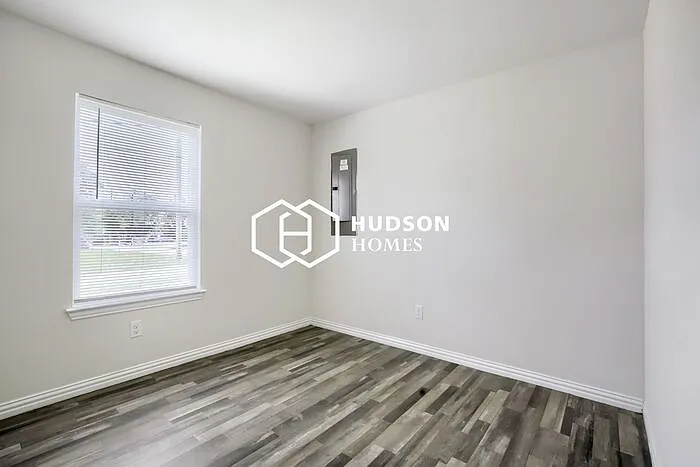 2214 Henry St — Photo 9