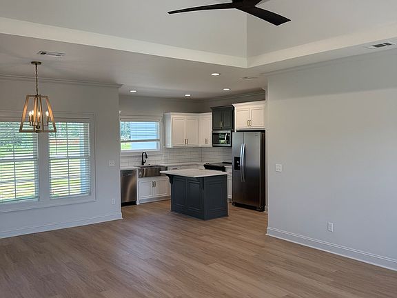 5th image of 28 Edgewater Dr