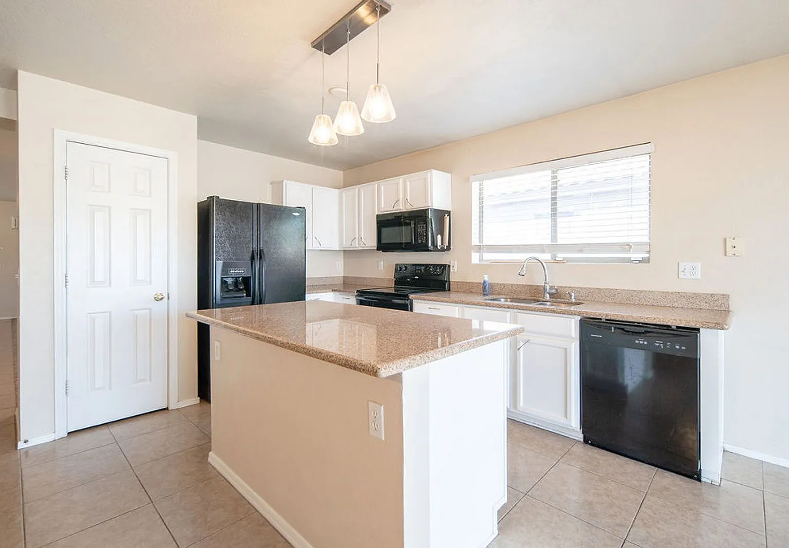 3 bed, 2.0 bath, 1674 sqft, $1,850 — Photo 2