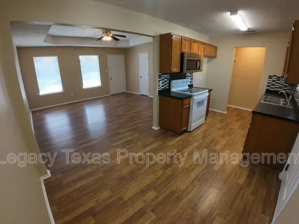 318 College St APT B, Cleburne, TX 76033