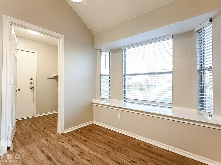 2526 Sunset Dr — Photo 7