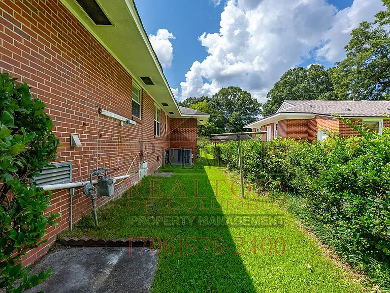 1819 Rosemary Ln — Photo 4