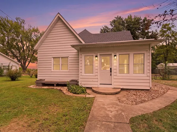 704 E Columbia St, Chalmers, IN 47929