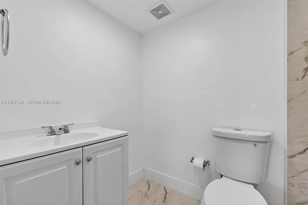 Building Photo - 606 W 81st St #302