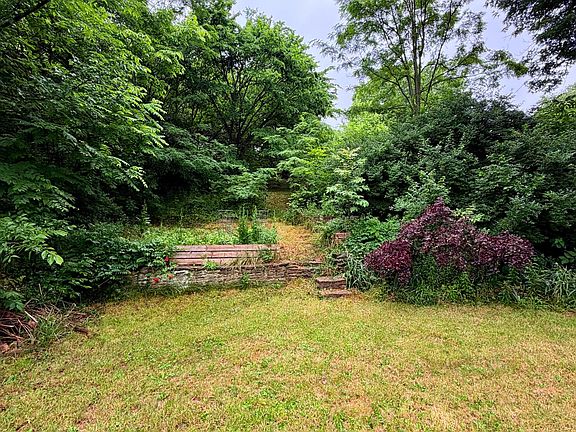 4th image of 19 Pine Hill Dr