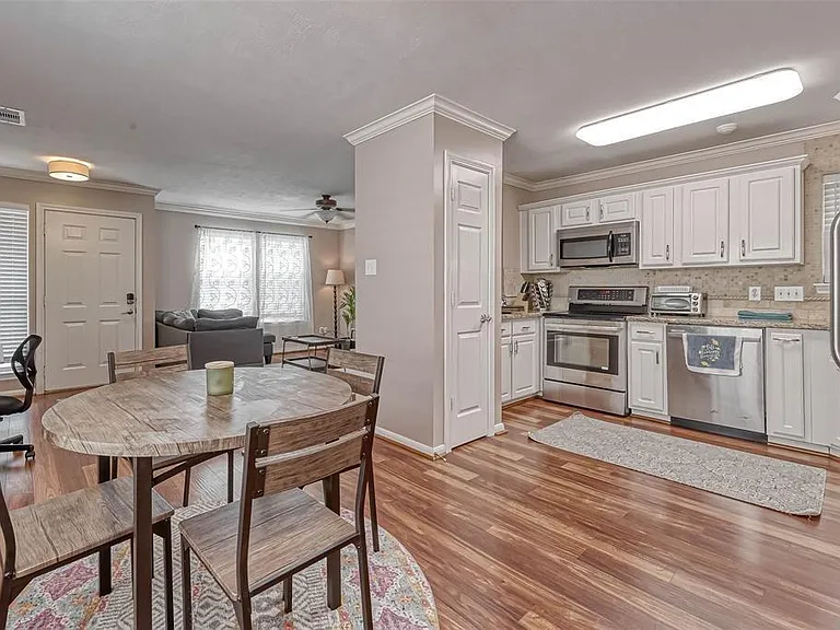 1204 Andrews St — Photo 3