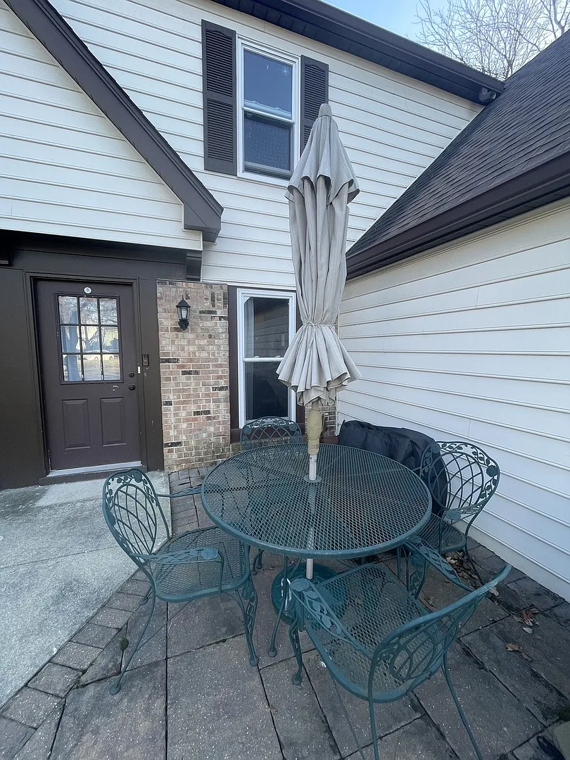 2 bed, 1.5 bath, 1008 sqft, $1,975 — Photo 2