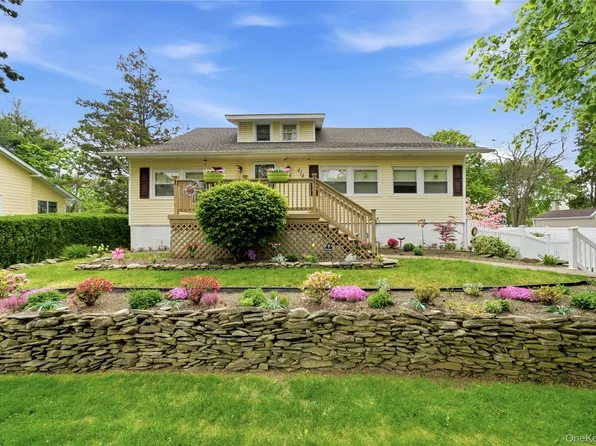 414 Potter Boulevard, Brightwaters, NY 11718