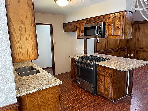 3rd image of 302 Lois St