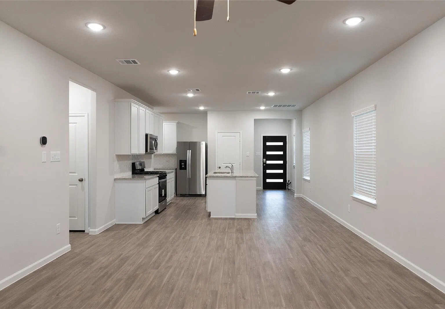 Beautiful 4 bed, 2.5 bath home in Lakes at Black Oak!! — Photo 3