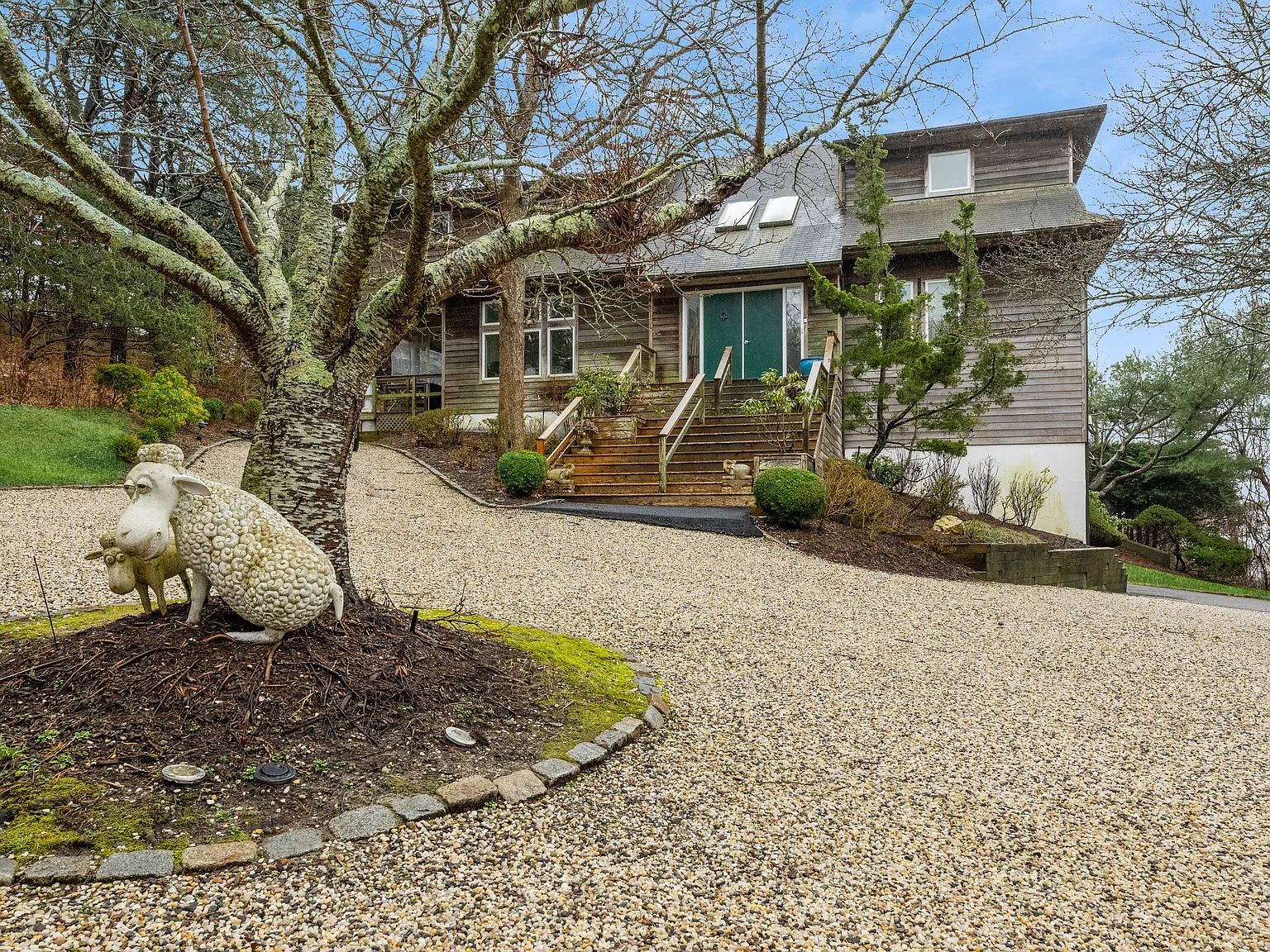 Very Private Waterfront With Pool and Tennis — Photo 2