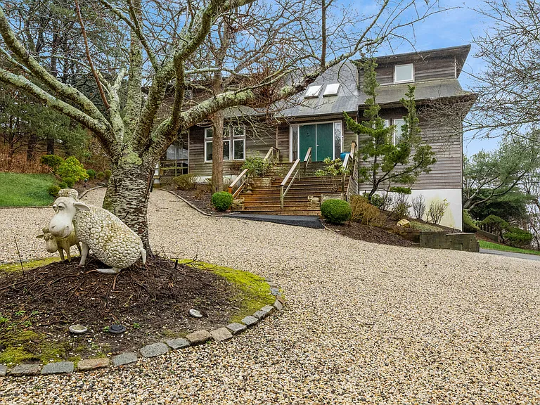 32 S Beach Rd — Photo 2