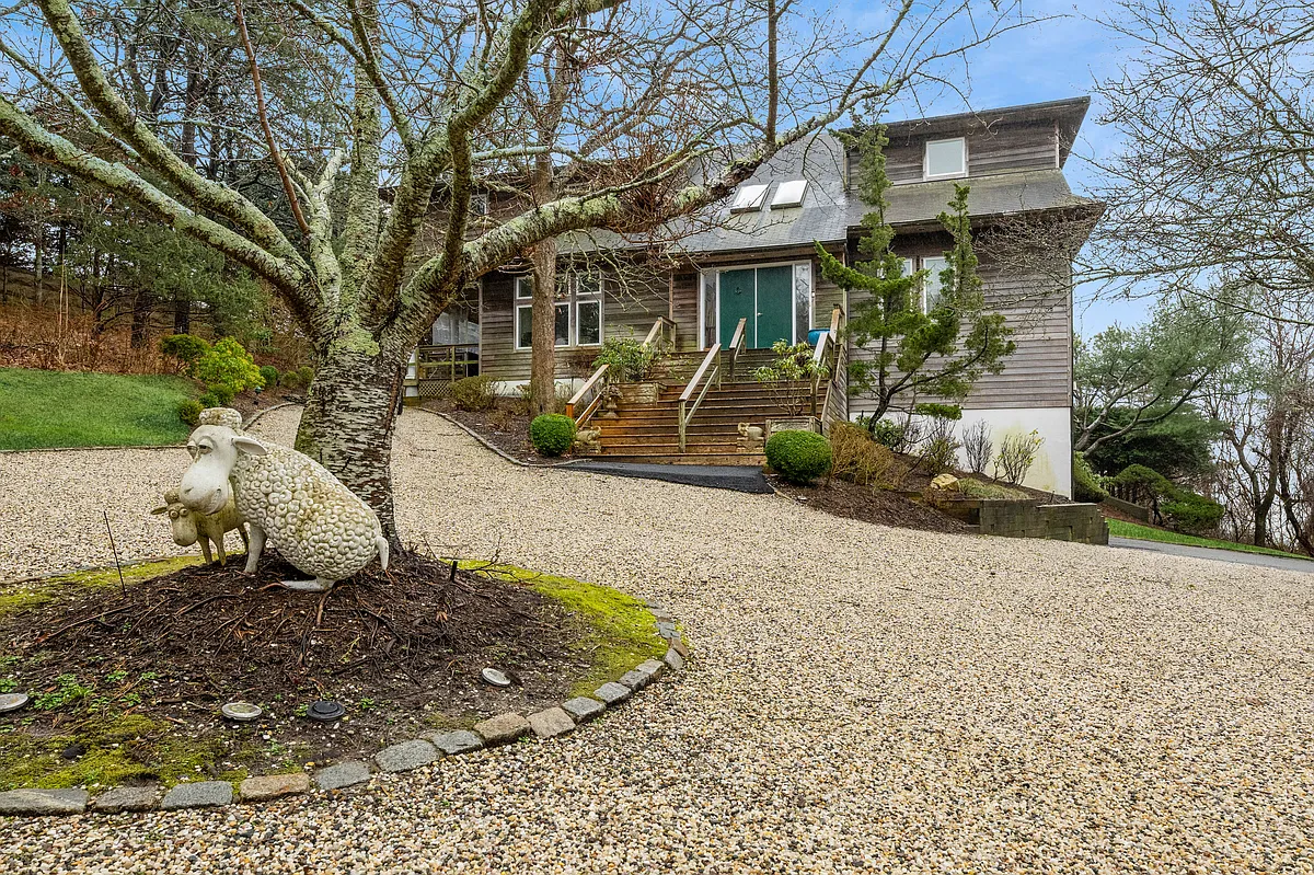 Building Photo - 32 S Beach Rd