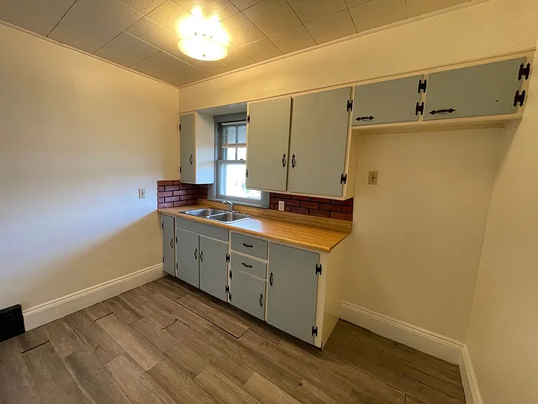 2281 E Market St — Photo 7