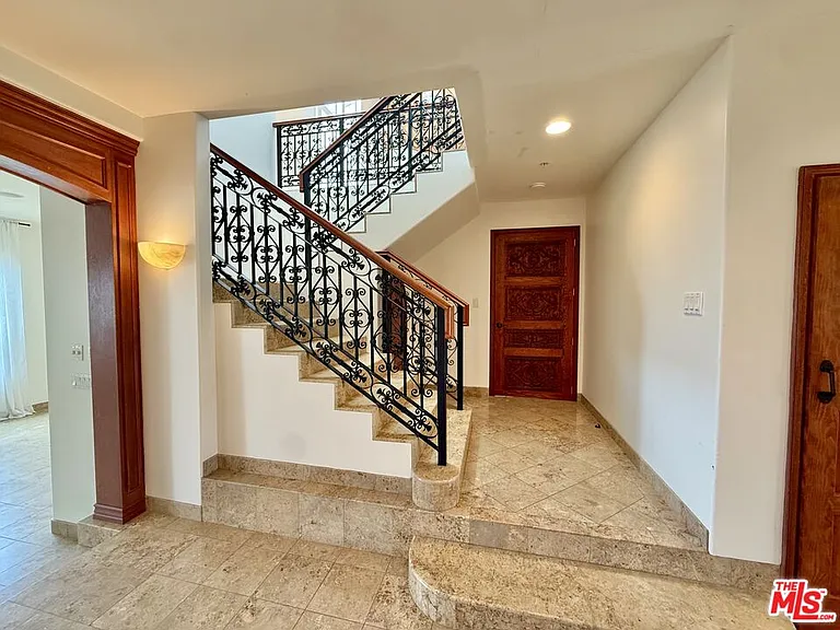 10827 Pacific View Dr — Photo 12
