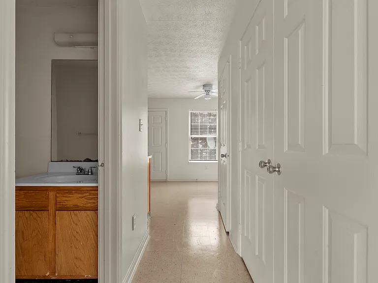 10405 Hillpark Dr — Photo 7