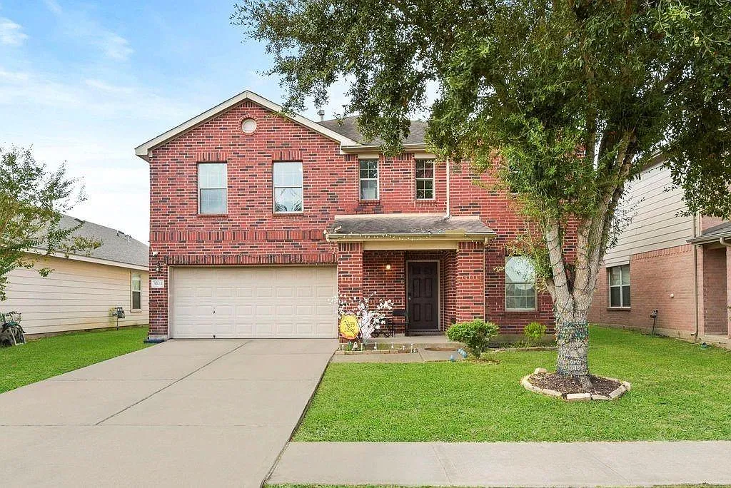 3 bed, 2.5 bath, 2868 sqft, $2,300 — Photo 2