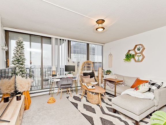 3rd image of 2740 N Pine Grove Ave APT 13F