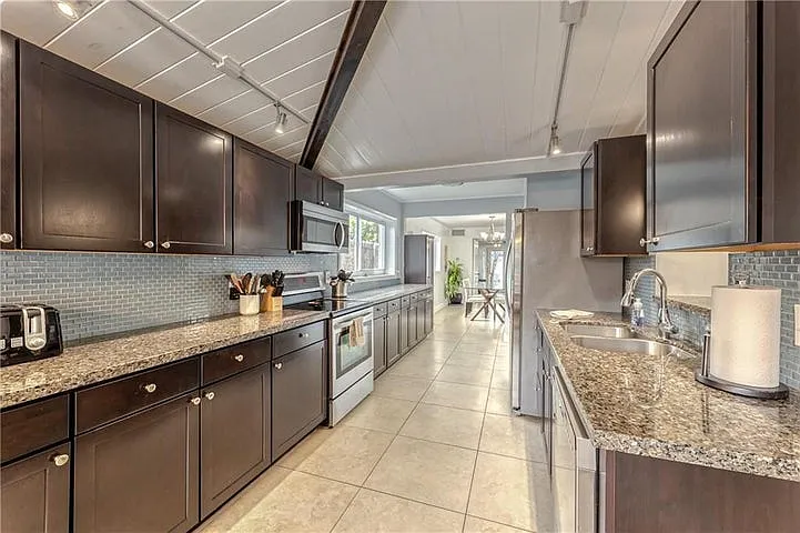 4 bed, 2766 sqft, $5,995 — Photo 3